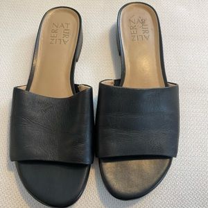 Naturalizer size 7.5 black leather slip on sandal